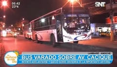 Bus se queda incrustado en separador de Cacique Lambaré