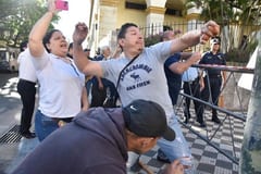 A huevazos, sindicalistas de Hacienda escrachan a otros funcionarios