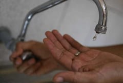 Varias zonas de la capital siguen sin agua