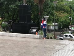 Madre se encadena para no perder a su hijo a causa de fallo judicial