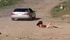 Descontrol en Navidad: Joven cae de auto en movimiento