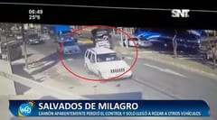 Chofer evita causar accidente con maniobra tras perder el control de su camión
