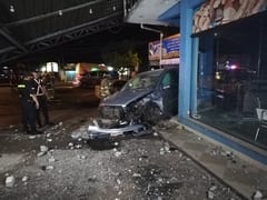 Giro en “U” de taxista causa choque y destrozos