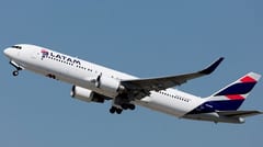 Turbina de avión de Latam arde en llamas antes de despegue