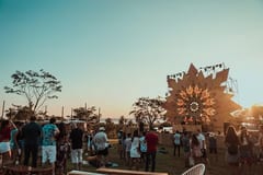 Celebran puesta de sol con música y actividades medioambientales