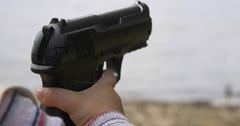 Imponen prisión domiciliaria a madre de “niño pistolero”