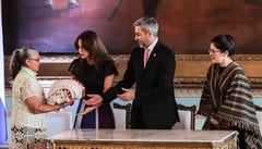 Entregan aportes para más de 300 artesanas