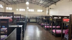 Paraguayos en cuarentena denuncian hacinamiento en predio militar