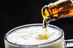 Imputan a dos hombres por beber en la calle
