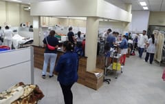 Médicos residentes entregan insumos al Hospital de Clínicas