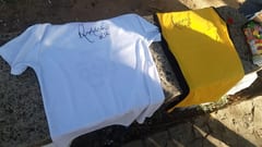 Niño sale de la Agrupación con remeras “autografiadas” por Ronaldinho