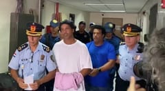 Esposado, Ronaldinho comparece ante jueza