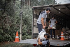 Productores de eventos entregan víveres a personas afectadas durante la pandemia