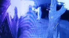 José Ayala se salva de ser aplastado por el portón de su casa