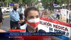 Médicos se manifiestan frente a Mburuvicha Róga exigiendo jubilación digna