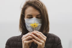 El promedio de edad de contagiados sigue bajando
