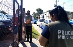Intervienen playas de autos por estacionar sobre veredas