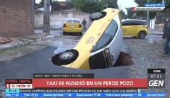 Taxi se hunde en profundo bache en Asunción