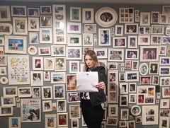 Conductora denuncia a “depravado” que comentó foto de su hijo