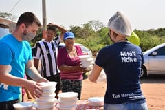 Voluntarios organizan olla popular para 300 personas en el Bañado Sur