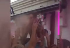 DJ escupe alcohol sobre asistentes de una fiesta
