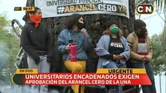 Universitarios se encadenan frente al Congreso exigiendo Arancel Cero