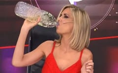 Conductora toma en vivo dióxido de cloro porque “cura” el Covid-19