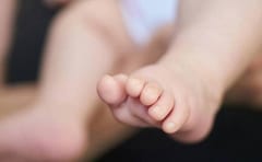 Una bebé de casi dos años murió y presenta rastros de maltratos