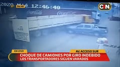 Camiones chocan sobre Acceso Sur tras giro indebido