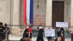 Ordenan detención de mujeres que atentaron contra la bandera paraguaya y Panteón de los Héroes