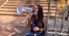 Mujer reclama con megáfono radioterapia para su madre