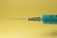 Reacción adversa obliga a pausar prueba de vacuna contra el coronavirus