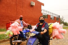 Con venta de algodones de azúcar, matrimonio saca adelante a su familia