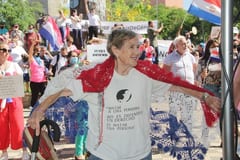 Grupos provida y profamilia se manifiestan durante interpelación a ministra
