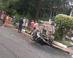 Conductor choca contra columna de la ANDE en Lambaré