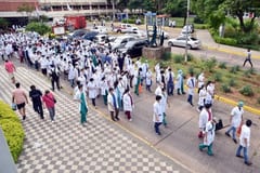 Médicos residentes persisten en ir a huelga a pesar de recontratación