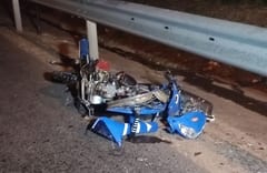 Motociclista muere tras chocar contra una baranda de seguridad