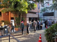 Se repiten las largas filas en vacunatorios
