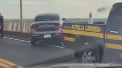 Auto se incrusta en baranda del Puente Remanso y genera extensa cola