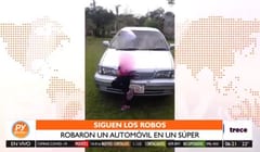 Delincuentes se llevan automóvil del estacionamiento en un supermercado