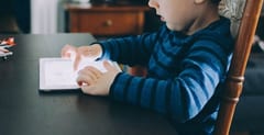 Niño gasta USD 1.800 en juego de celular y genera enorme deuda a su padre