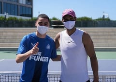 Almirón regala camiseta de la Albirroja a Nadal