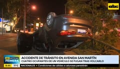 Abandonan automóvil tras vuelco sobre San Martín