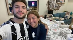 Joven celebra entrega de últimos platos de comida en hospitales