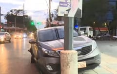 Semáforo intermitente genera accidente en cruce de avenidas