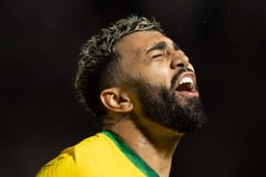 Brasil sufre, pero gana y mantiene puntaje perfecto