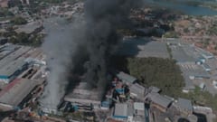 Bomberos logran aislar llamas en frigorífico