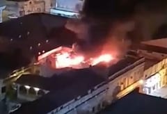 Incendio consume parte de edificio en el microcentro
