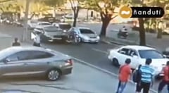 Conductor embiste a motochorros luego de cometer atraco