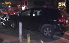 Conductora abandona su camioneta tras choque